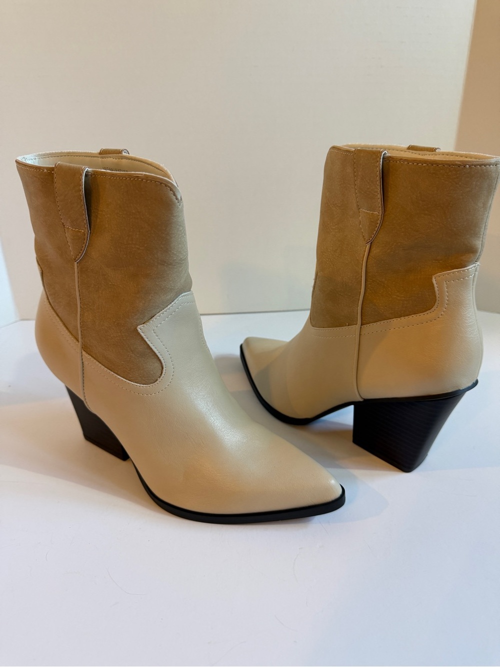Oasis Society Beige Two-Tone Western Ankle Boots - Pointed Toe Womens Size 8.5